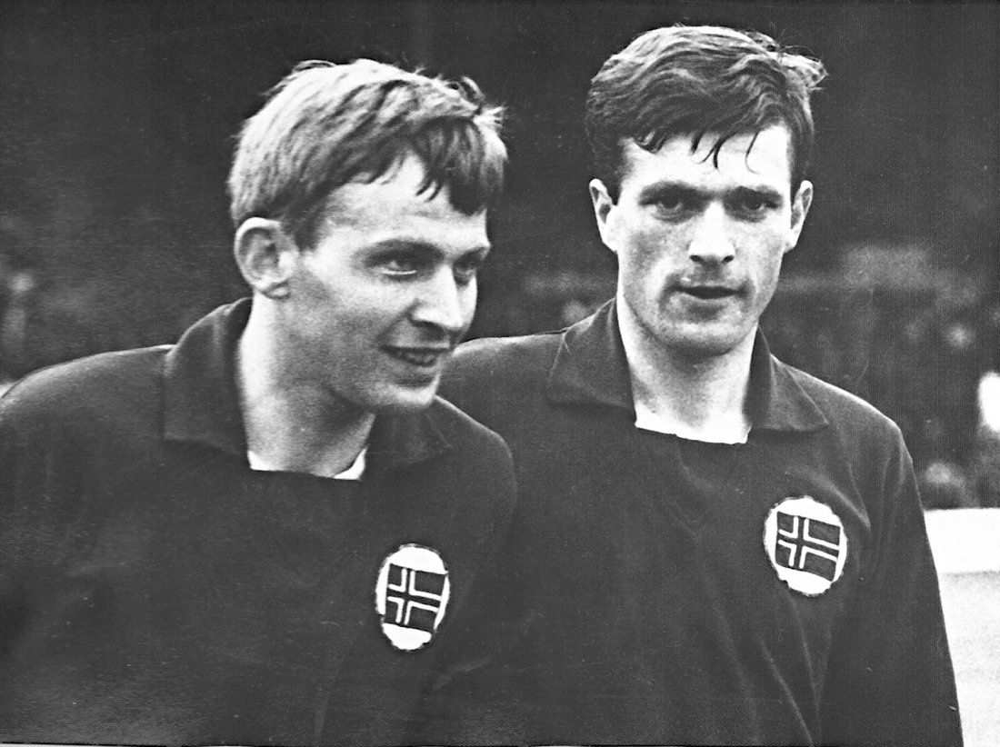 Harry Hestad og Torkild Brakstad med flagget på brystet.