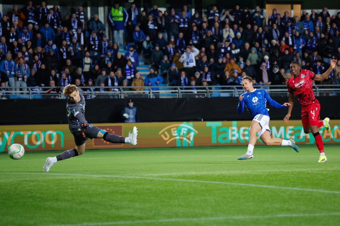 Club Brugges keeper Nordin Jackers og Joel Ordonez ser Fredrik Gulbrandsen score på overtid for Molde under Europa Conference League-kampen i fotball mellom Molde og Club Brugge på Aker Stadion. Molde vant kampen 2-1. Foto: Svein Ove Ekornesvåg / NTB