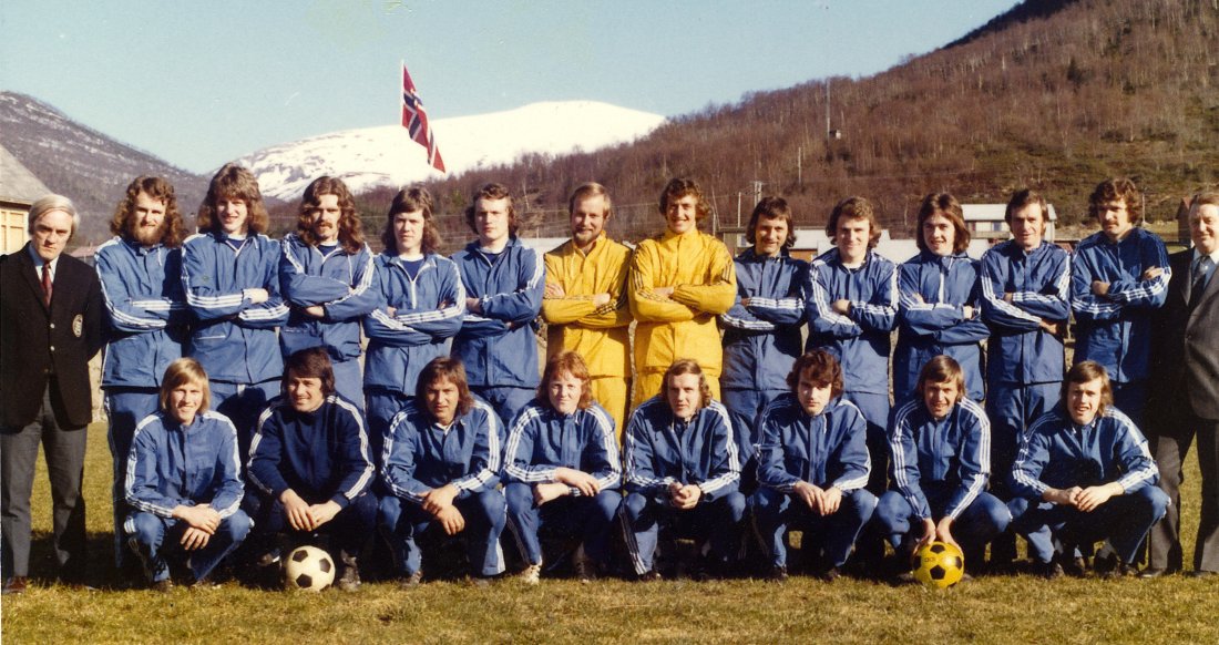 MFKs A-lag i 1974: bak f.v: Joseph Hooley, Stål Bjørkly, Bertil Stranden, Erik Brakstad, Odd Ivar Moen, Jan Magne Lønsethagen, Kolbjørn Sylthe, Torleif Bergsås, Odd Berg, Tore Hagh, Ole Bjørn Kavli, Svein Kanestrøm, Torkild Brakstad, Johan Sandøy (oppmann). Foran f.v: Knut Bjørnå, Bernt Roald, Jan Fuglset, Arild Haukaas, Einar Sekkeseter, Bjørnar Oshaug, Harry Hestad og Stein Olav Hestad.