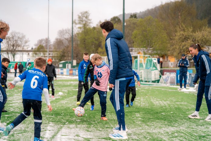100 barn vs 3 Toppserie-spillere! 